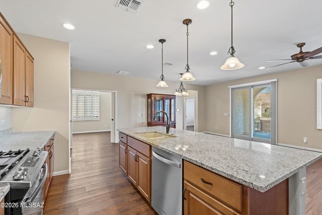 1717 E Sage Thrasher Drive, Green Valley, AZ 85614