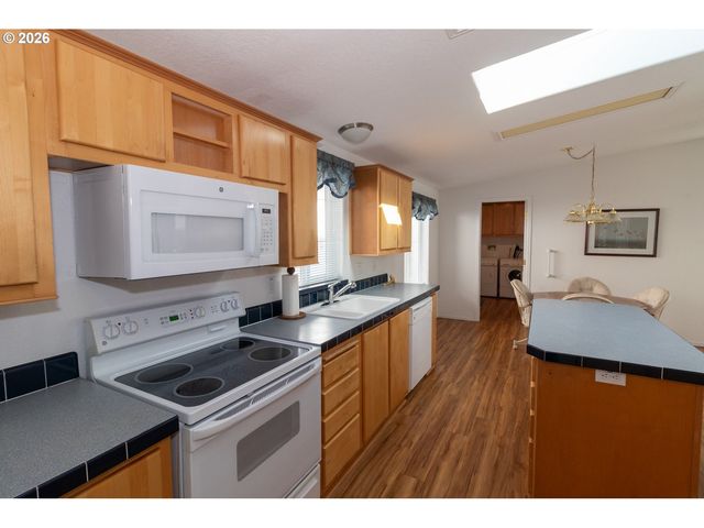 613 GLENBROOK Cir, Florence, OR 97439