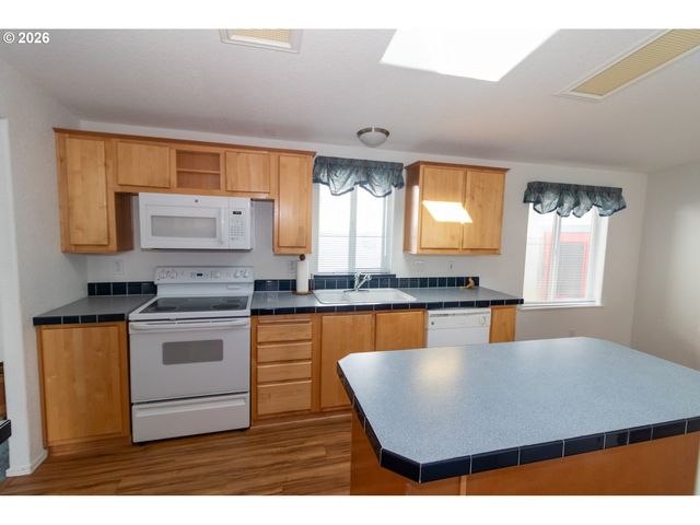 613 GLENBROOK Cir, Florence, OR 97439