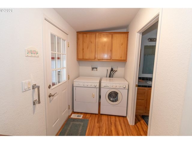 613 GLENBROOK Cir, Florence, OR 97439