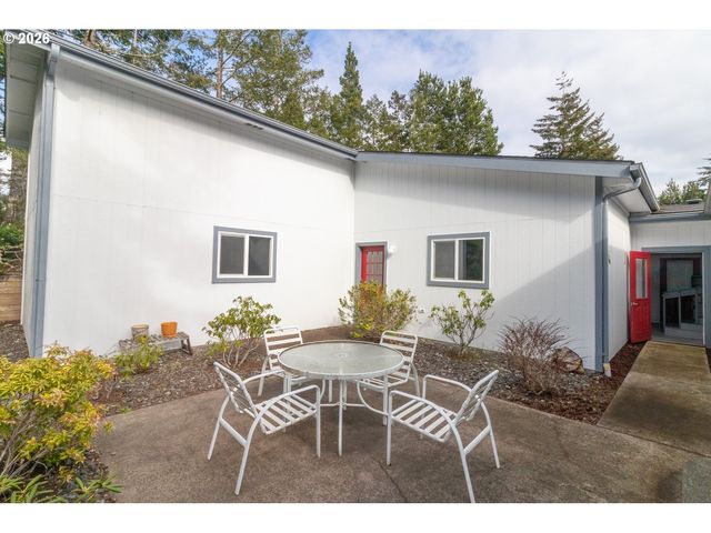 613 GLENBROOK Cir, Florence, OR 97439