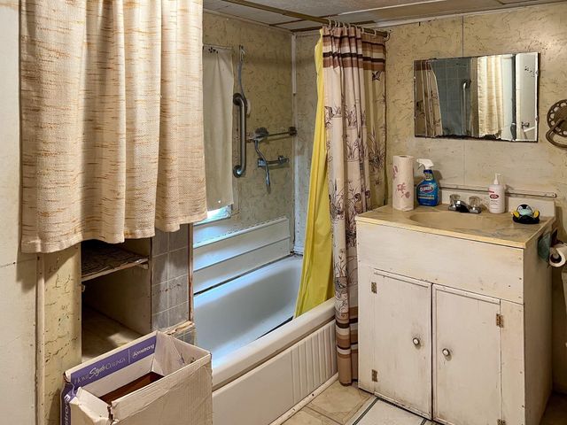 103 Avenue I, El Campo, TX 77437