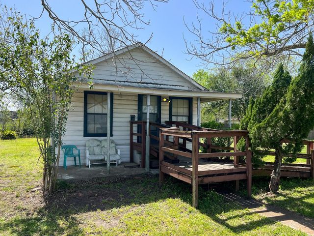 103 Avenue I, El Campo, TX 77437