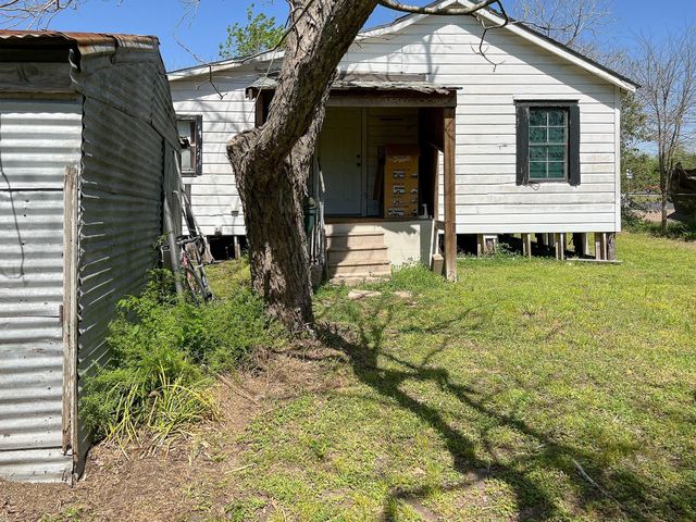 103 Avenue I, El Campo, TX 77437