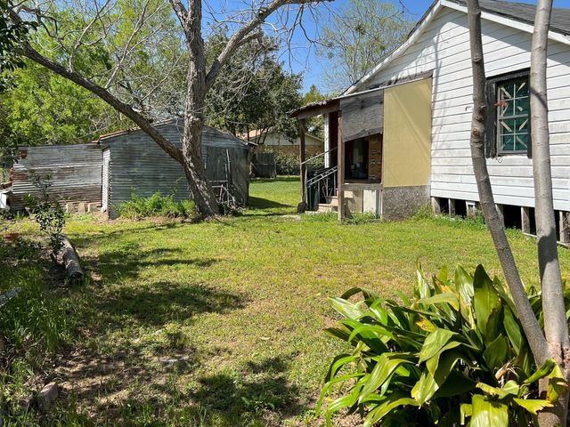 103 Avenue I, El Campo, TX 77437