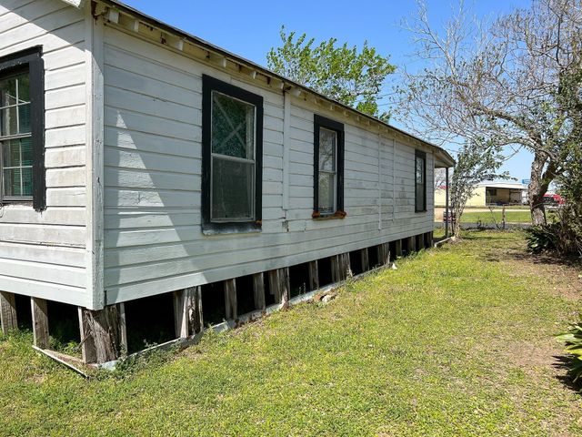 103 Avenue I, El Campo, TX 77437