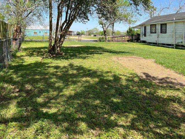 103 Avenue I, El Campo, TX 77437