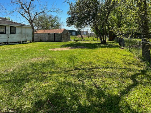 103 Avenue I, El Campo, TX 77437