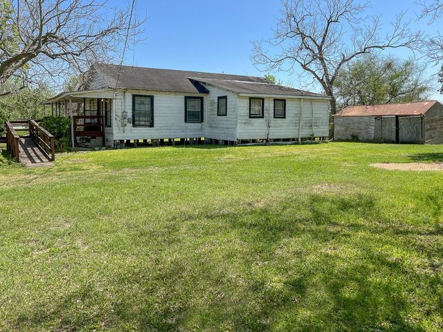103 Avenue I, El Campo, TX 77437