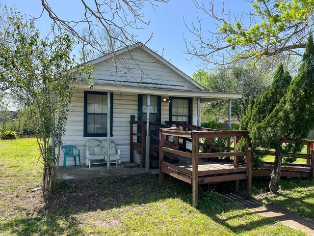 103 Avenue I, El Campo, TX 77437