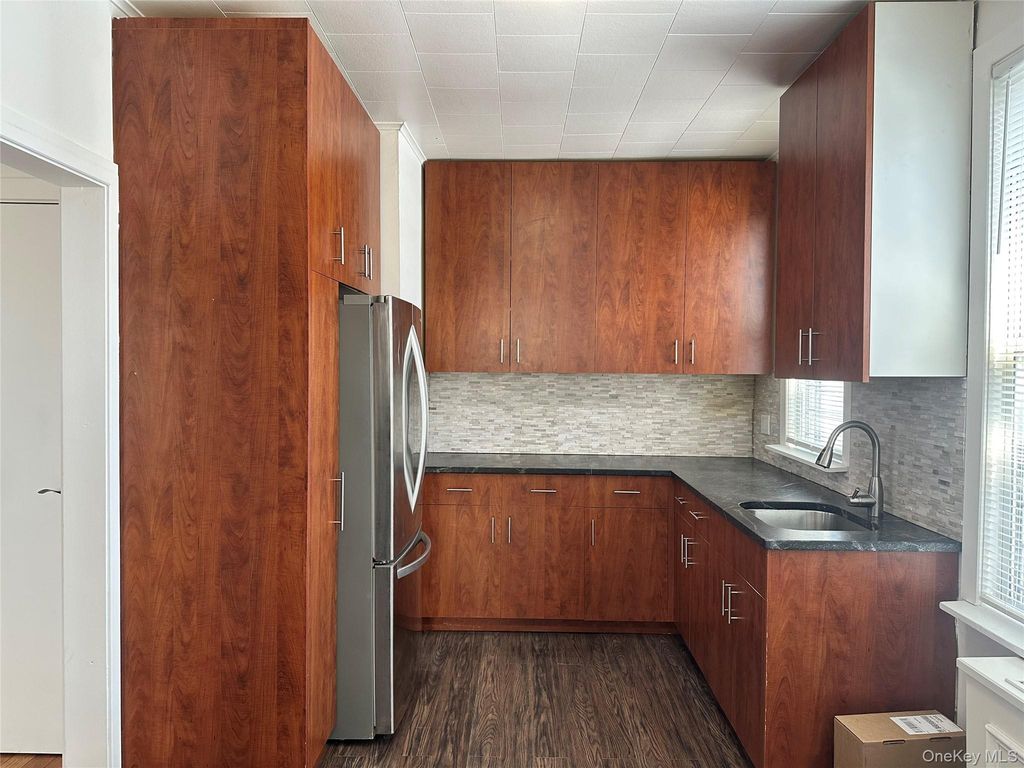 6034 56th Road 2, Maspeth, NY 11378