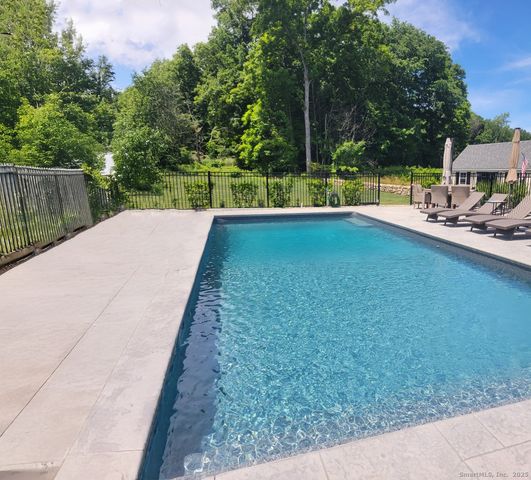 37 Driftway Road, Danbury, CT 06811