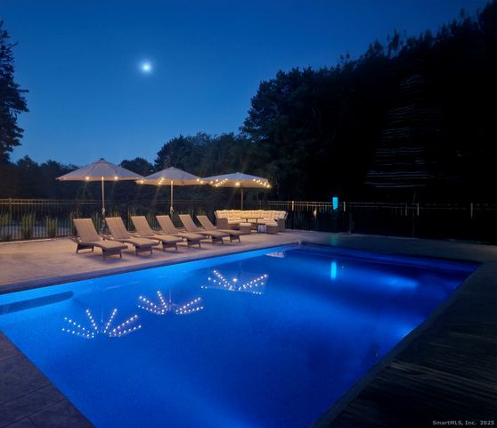 37 Driftway Road, Danbury, CT 06811