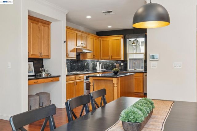 2421 Haile St, Alameda, CA 94501