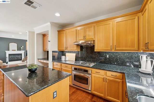 2421 Haile St, Alameda, CA 94501
