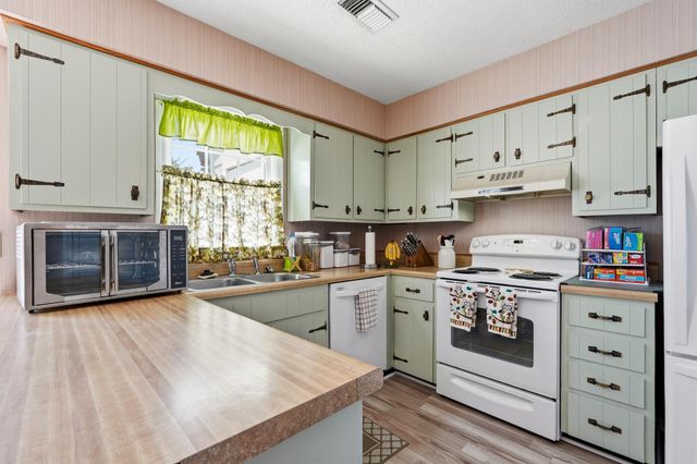 405 13th Ave S Apt M, Myrtle Beach, SC 29577