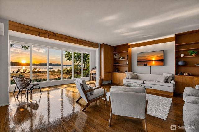 78 Point Fosdick Drive NW, Gig Harbor, WA 98335