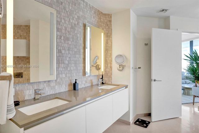 88 SW 7th St 3511, Miami, FL 33130