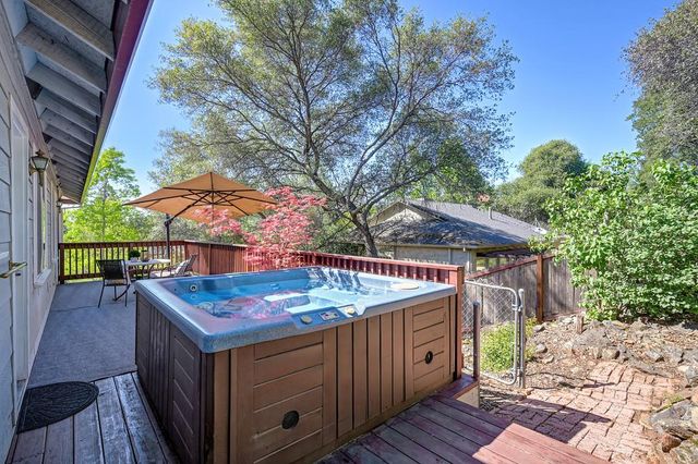 12590 Crimson Ct, Auburn, CA 95603