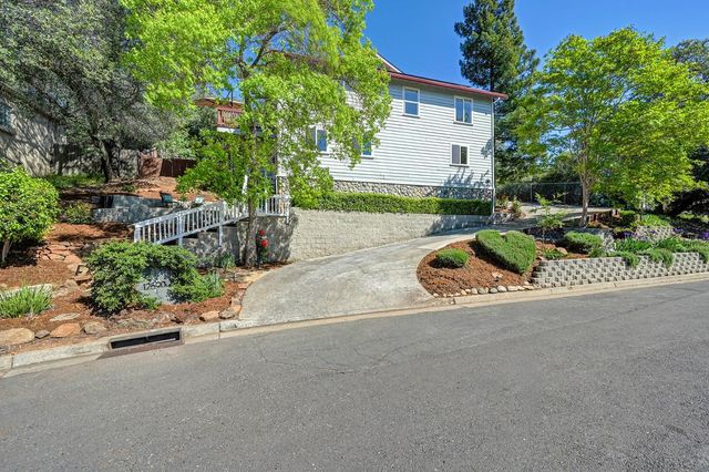 12590 Crimson Ct, Auburn, CA 95603