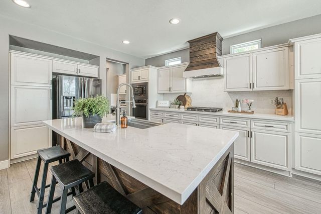 11079 E Mitchell Peak Way, Clovis, CA 93619