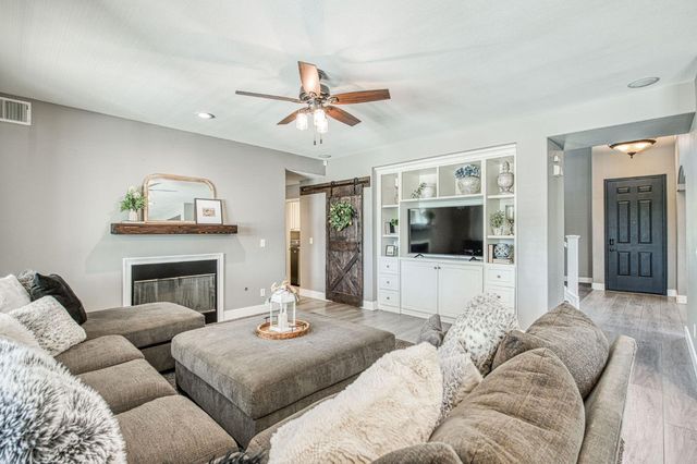 11079 E Mitchell Peak Way, Clovis, CA 93619
