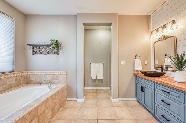 11079 E Mitchell Peak Way, Clovis, CA 93619