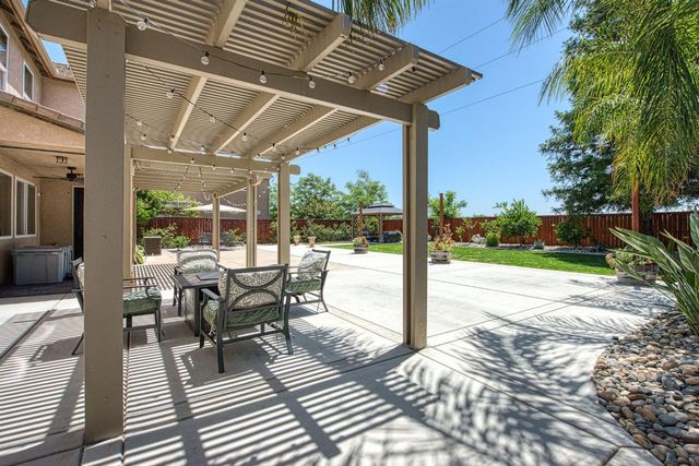 11079 E Mitchell Peak Way, Clovis, CA 93619