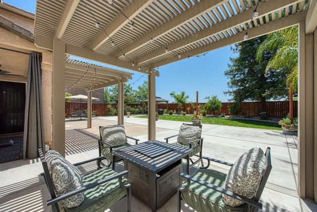11079 E Mitchell Peak Way, Clovis, CA 93619