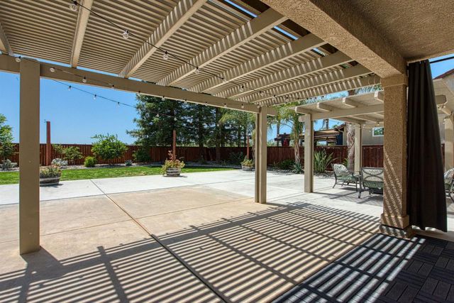 11079 E Mitchell Peak Way, Clovis, CA 93619