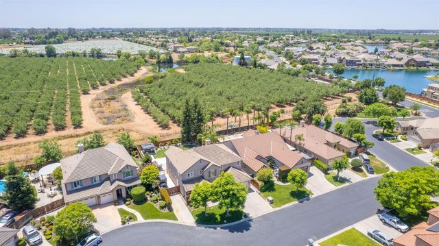 11079 E Mitchell Peak Way, Clovis, CA 93619