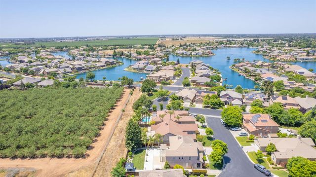 11079 E Mitchell Peak Way, Clovis, CA 93619