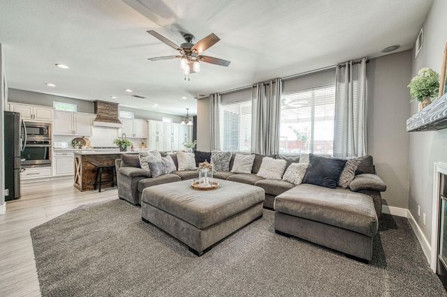 11079 E Mitchell Peak Way, Clovis, CA 93619