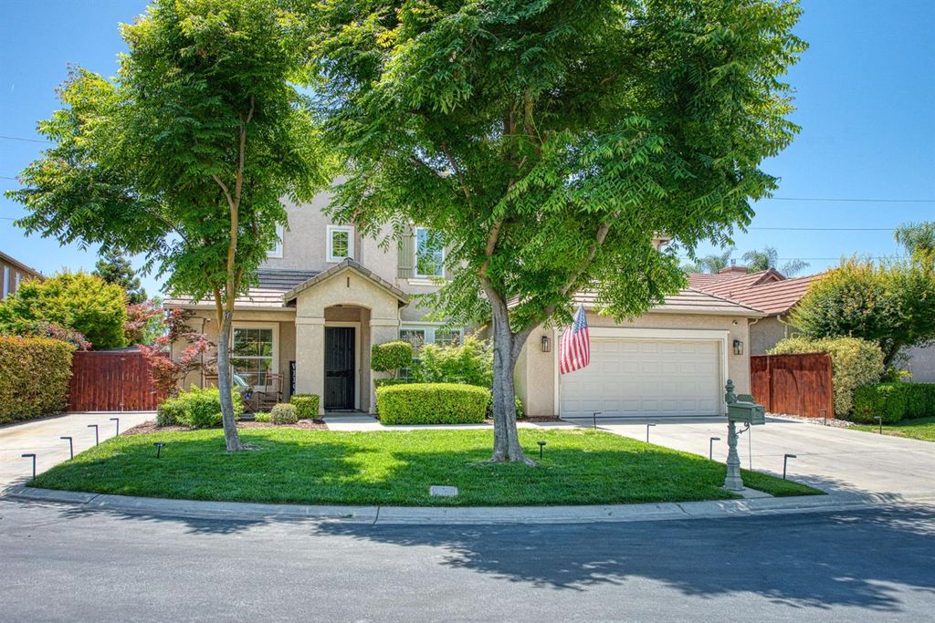 11079 E Mitchell Peak Way, Clovis, CA 93619