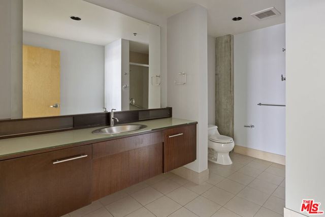 1111 S Grand Avenue 1211, Los Angeles, CA 90015