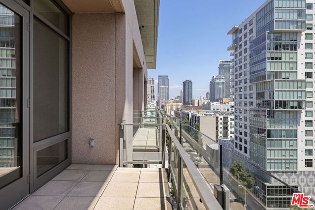 1111 S Grand Avenue 1211, Los Angeles, CA 90015