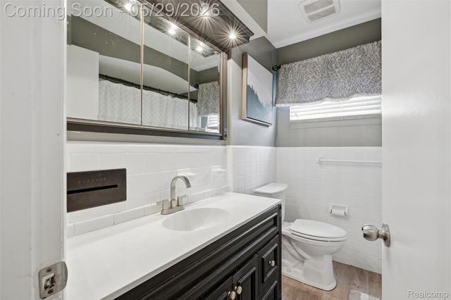 14338 Shadywood Drive, Plymouth Charter Township, MI 48170