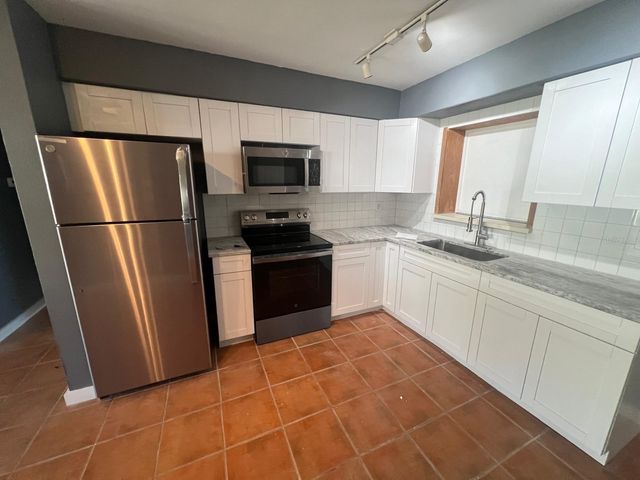 300 83RD AVENUE NE, St Petersburg, FL 33702