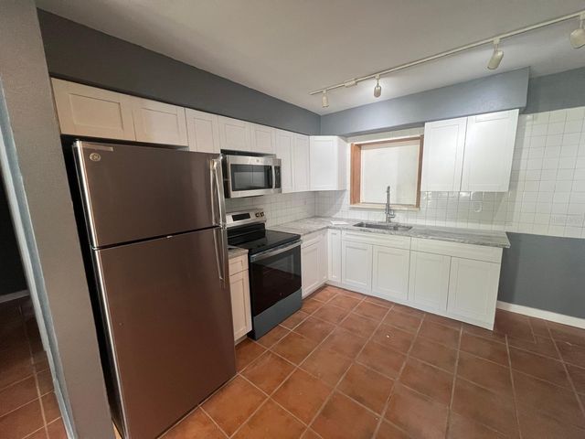 300 83RD AVENUE NE, St Petersburg, FL 33702