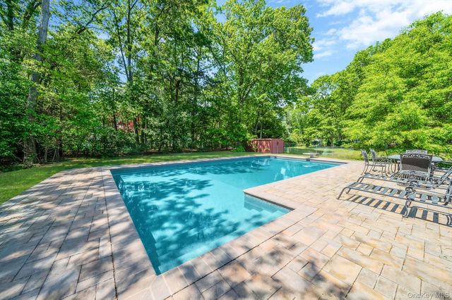 118 Ledgewood Drive, Smithtown, NY 11787