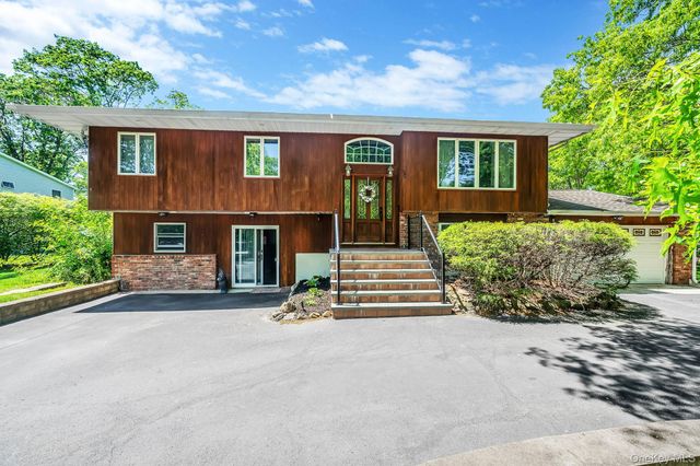 118 Ledgewood Drive, Smithtown, NY 11787
