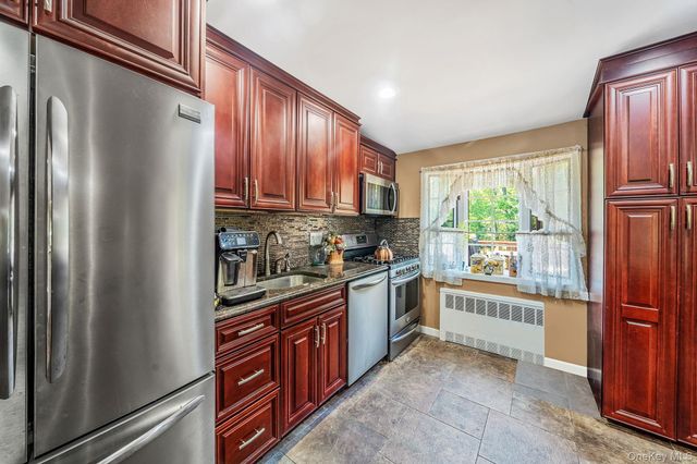 118 Ledgewood Drive, Smithtown, NY 11787
