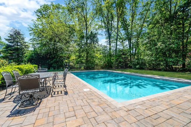 118 Ledgewood Drive, Smithtown, NY 11787