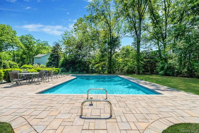 118 Ledgewood Drive, Smithtown, NY 11787