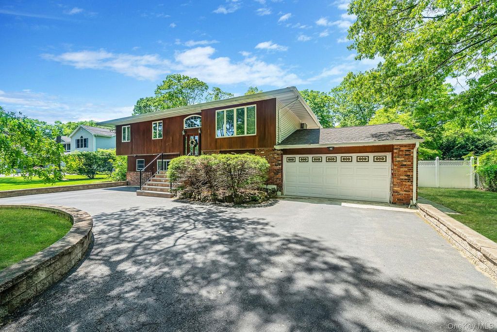 118 Ledgewood Drive, Smithtown, NY 11787