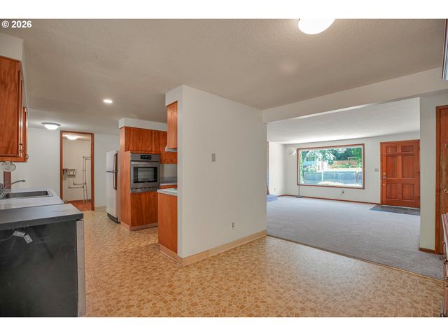 17055 Se WEBSTER Rd, Gladstone, OR 97027