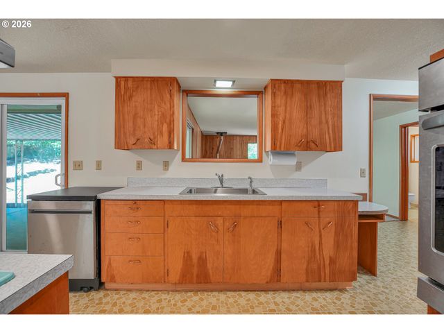 17055 Se WEBSTER Rd, Gladstone, OR 97027