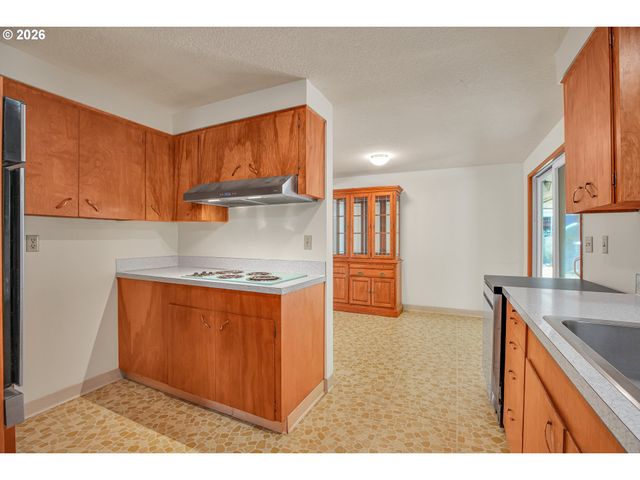 17055 Se WEBSTER Rd, Gladstone, OR 97027