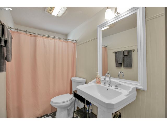 17055 Se WEBSTER Rd, Gladstone, OR 97027