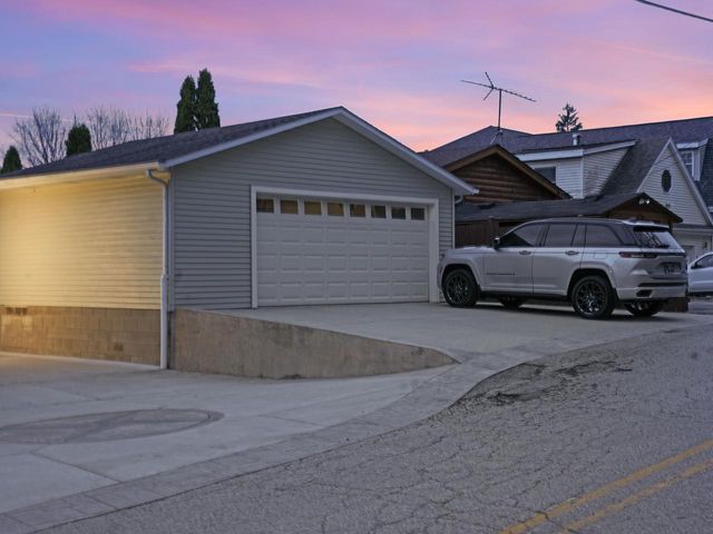 191 Riverside DRIVE, Waterford, WI 53185